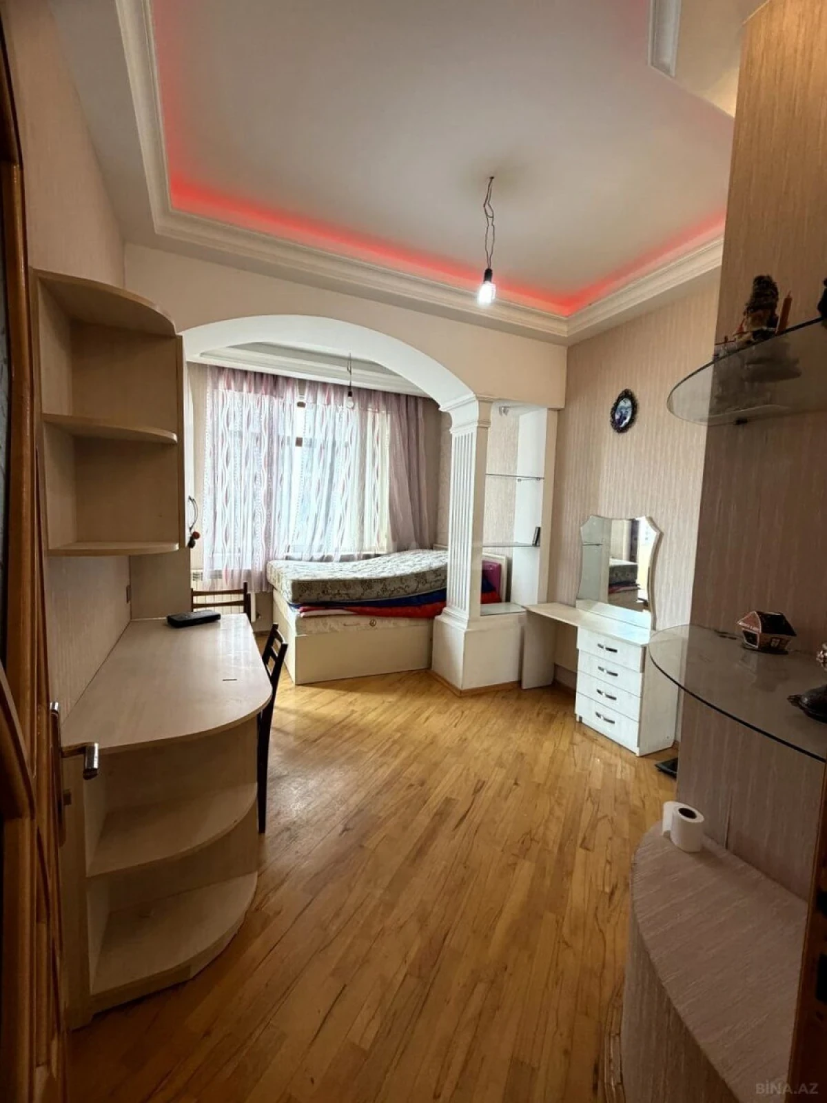 Satılır 4 otaqlı mənzil 218 m²