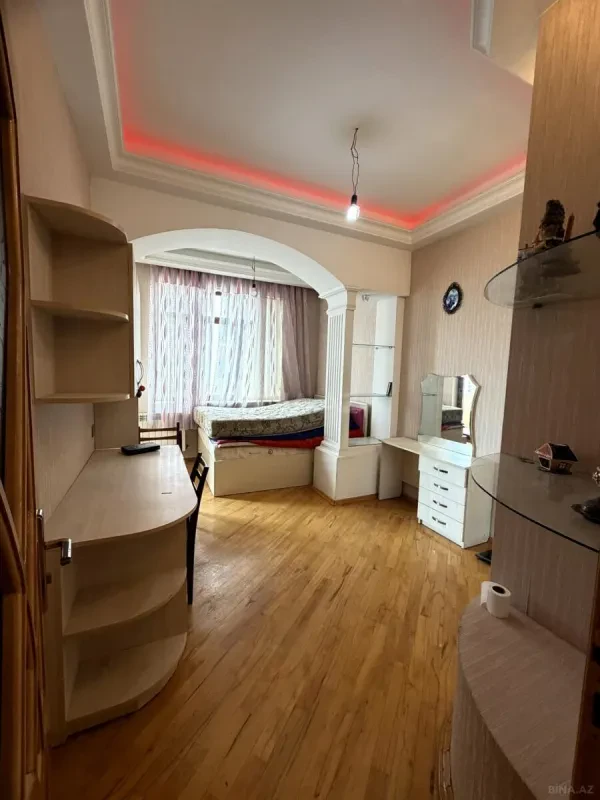 Satılır 4 otaqlı mənzil 218 m²