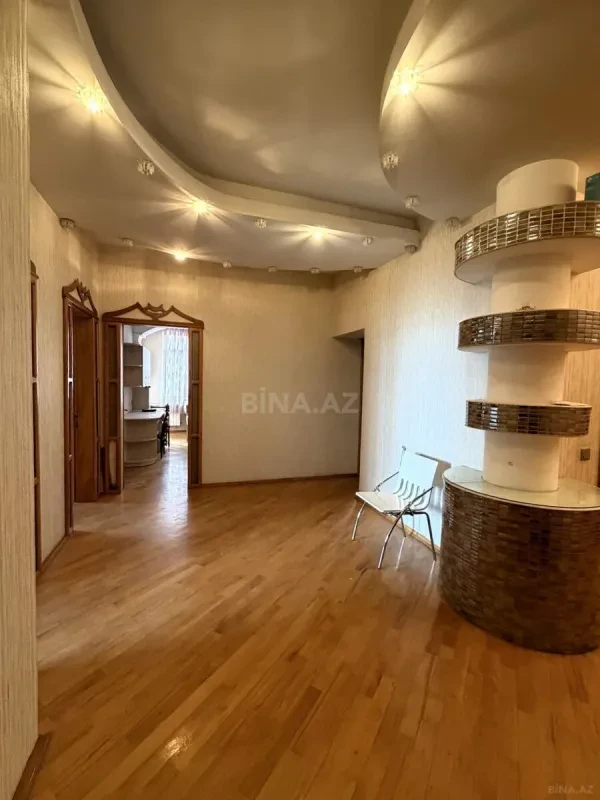 Satılır 4 otaqlı mənzil 218 m²