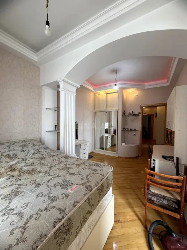 Satılır 4 otaqlı mənzil 218 m²