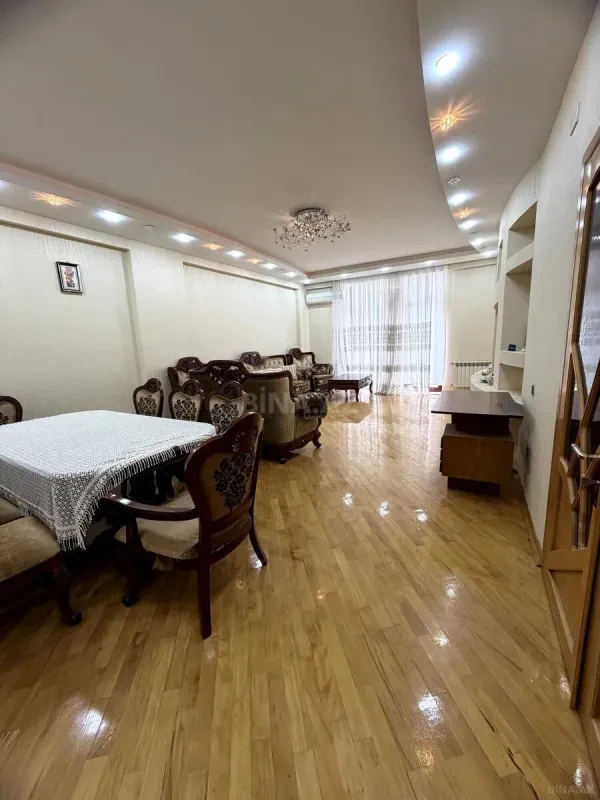 Satılır 4 otaqlı mənzil 218 m²
