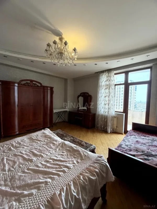 Satılır 4 otaqlı mənzil 218 m²