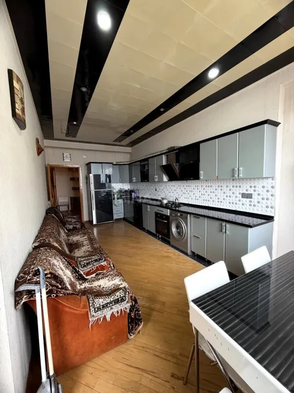 Satılır 4 otaqlı mənzil 218 m²