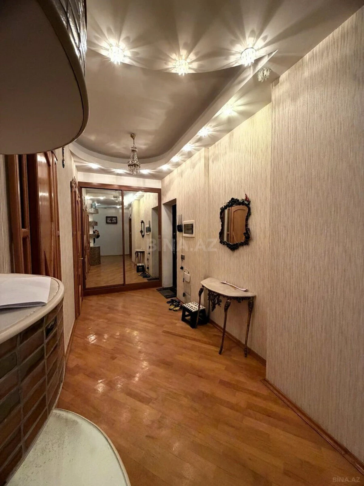 Satılır 4 otaqlı mənzil 218 m²