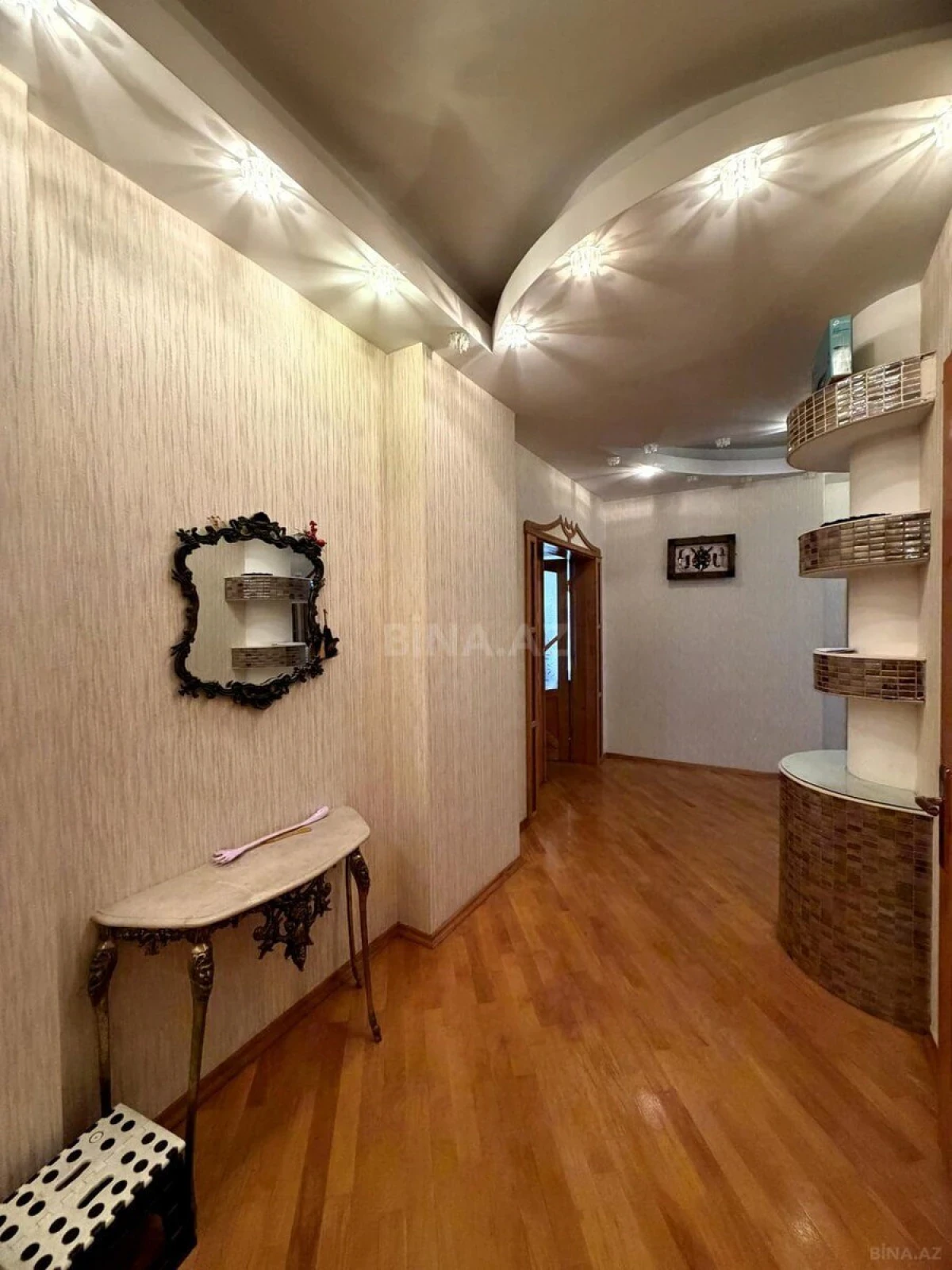 Satılır 4 otaqlı mənzil 218 m²