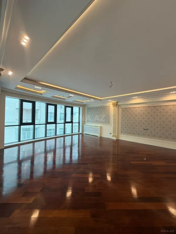 Satılır 3 otaqlı mənzil 182 m²