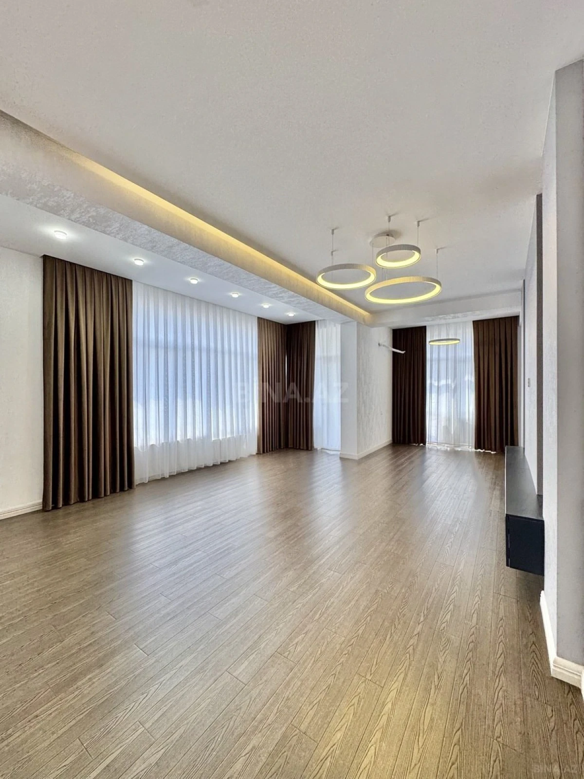 Satılır 3 otaqlı mənzil 140 m²