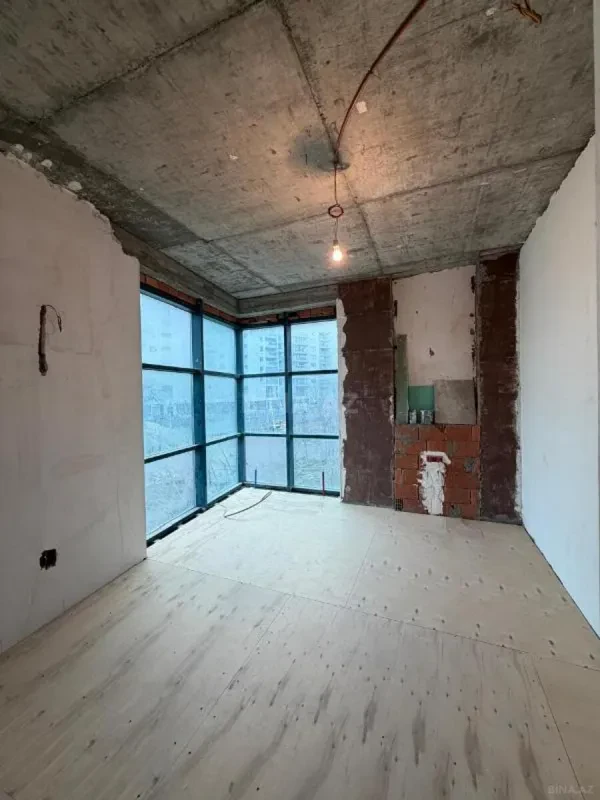Satılır 4 otaqlı mənzil 205 m²
