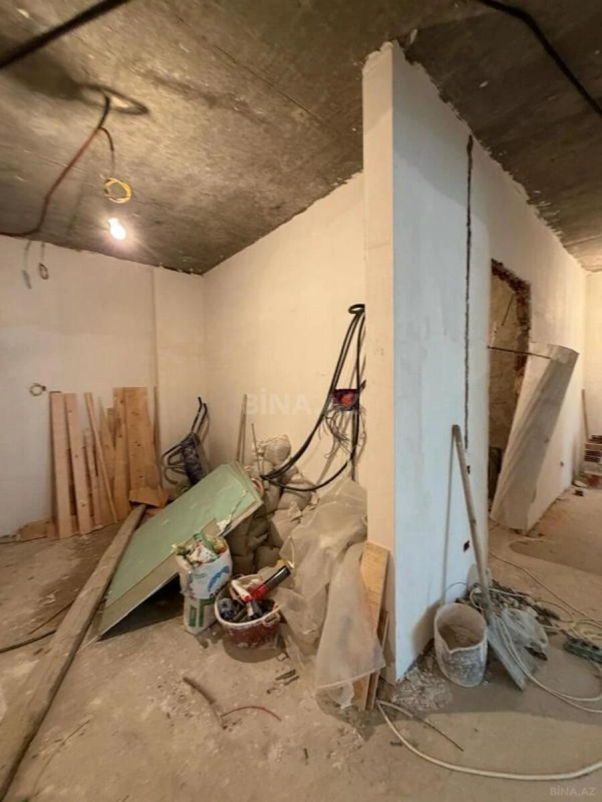 Satılır 4 otaqlı mənzil 205 m²