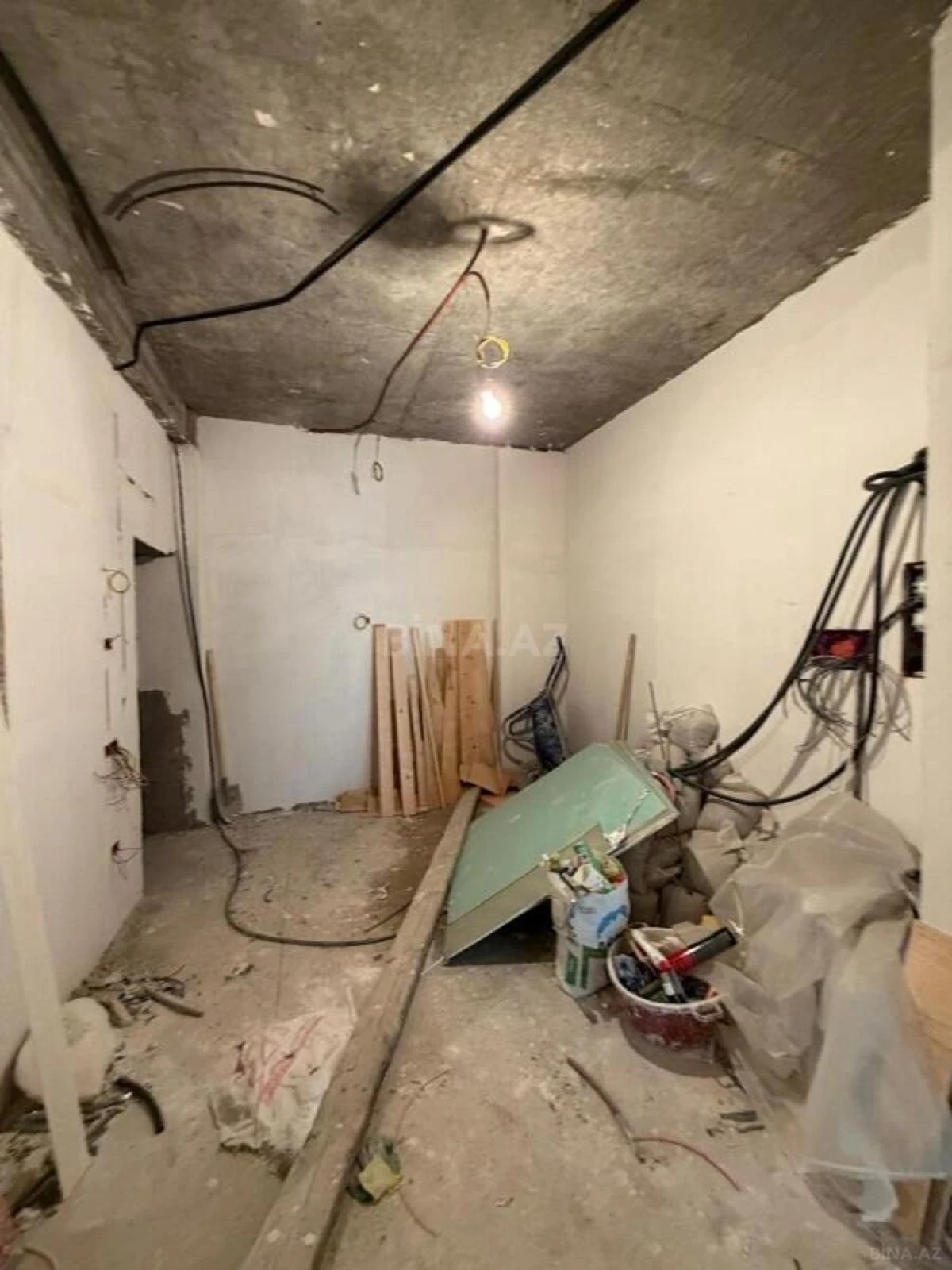 Satılır 4 otaqlı mənzil 205 m²