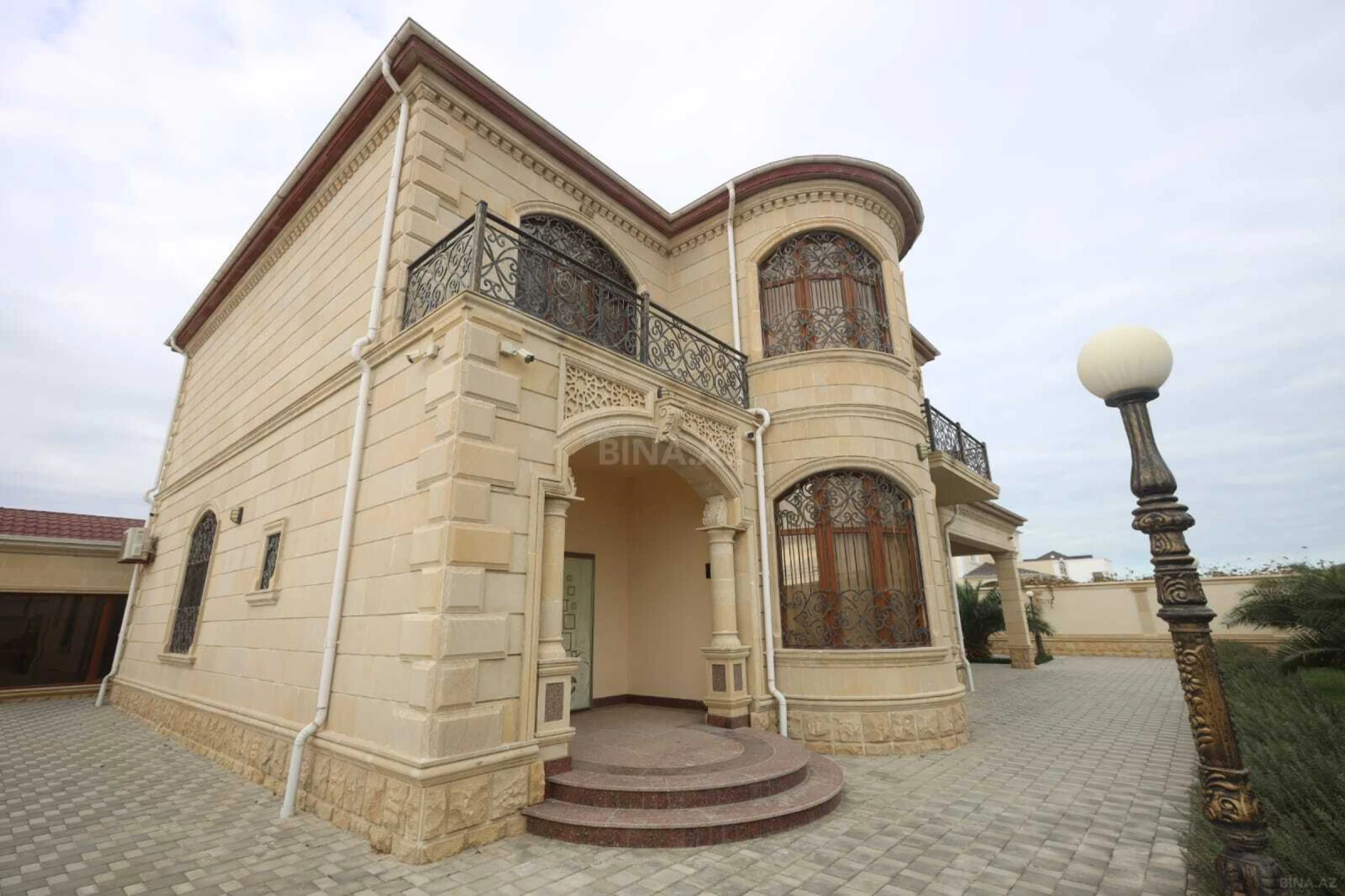 Kirayə verilir 6 otaqlı həyət evi 400 m²