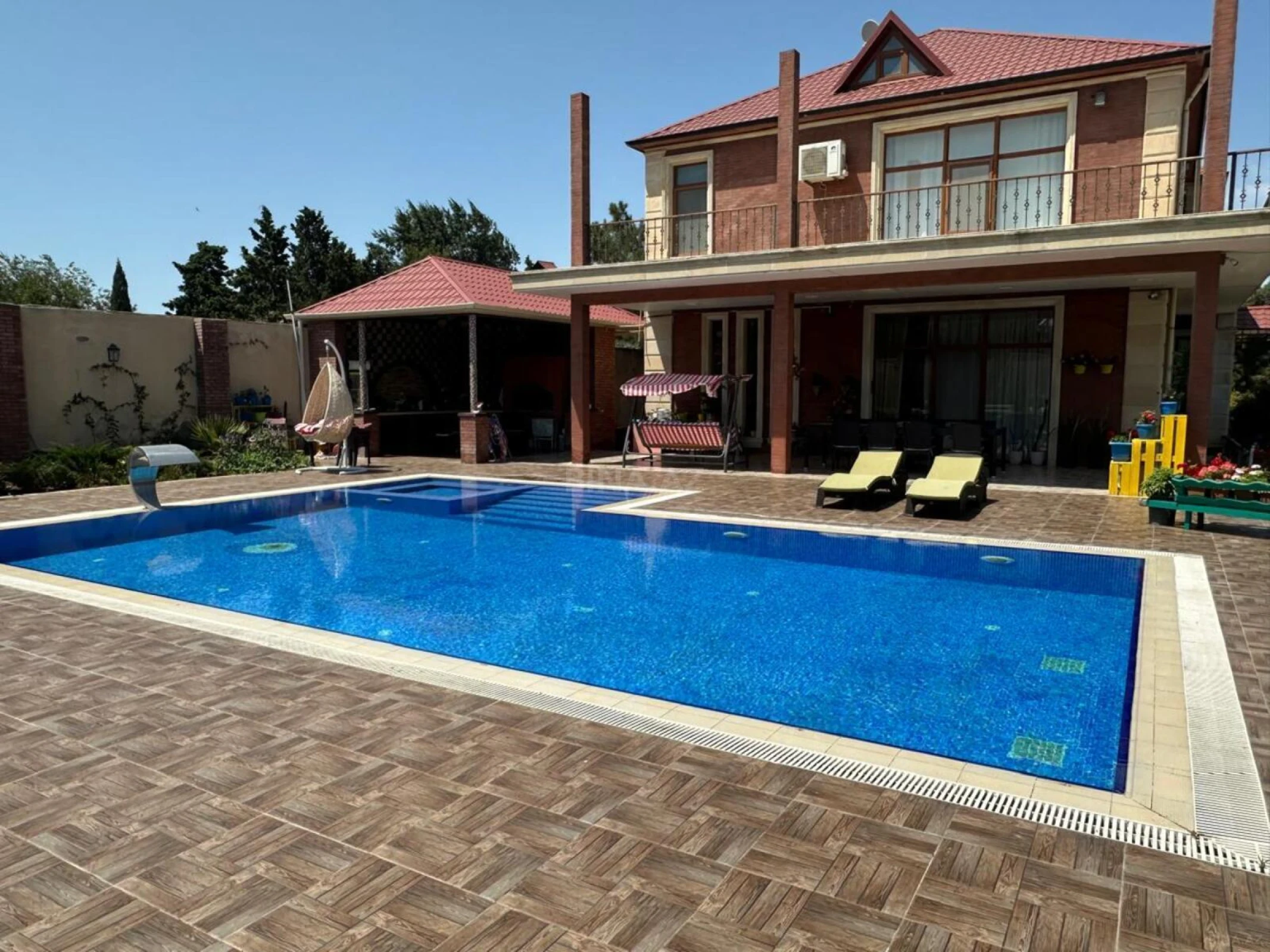 Satılır 5 otaqlı həyət evi 320 m²