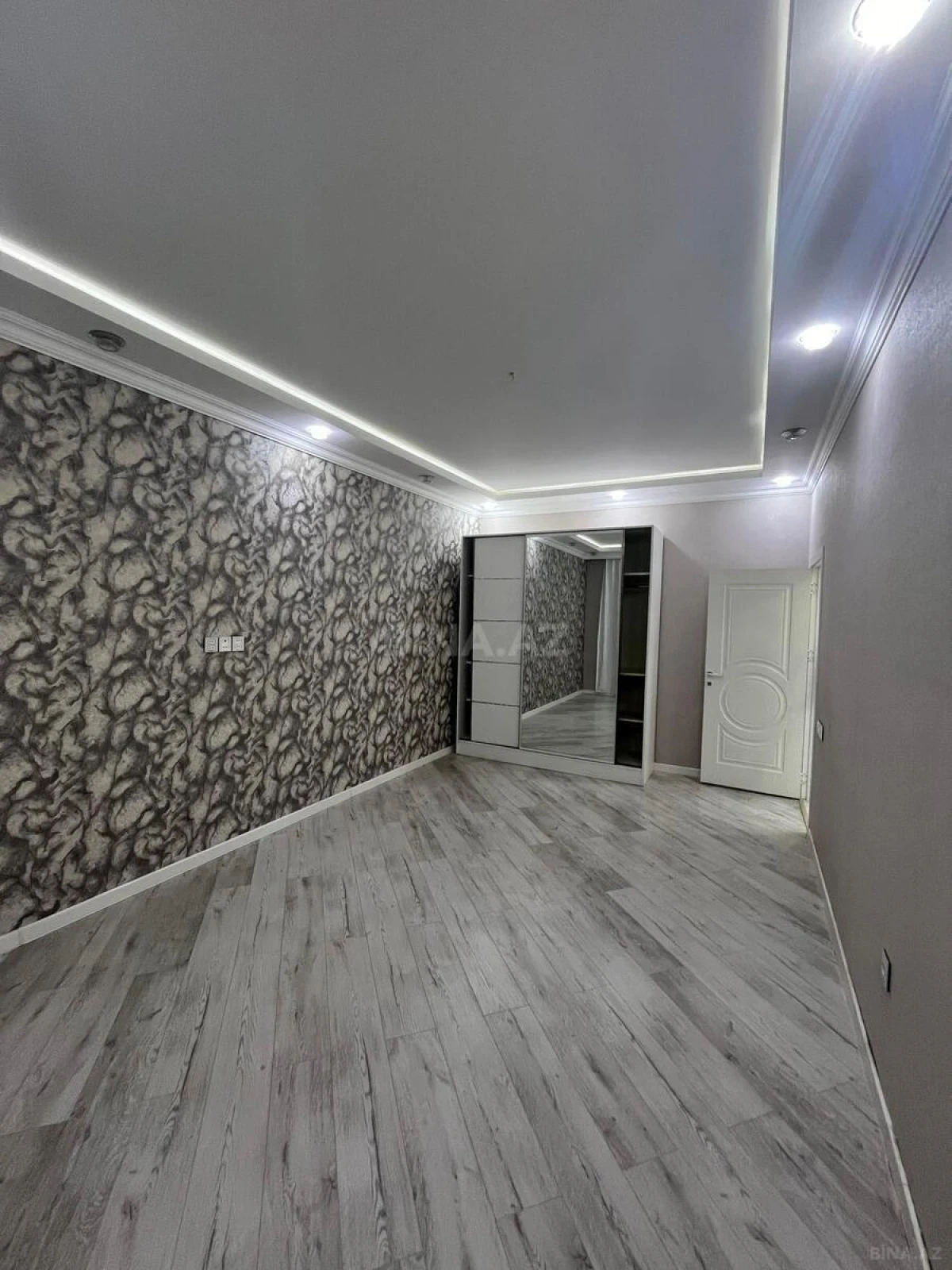Kirayə verilir 4 otaqlı mənzil 160 m²