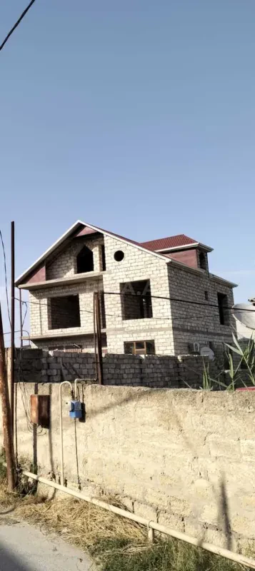 Satılır 8 otaqlı həyət evi 200 m²