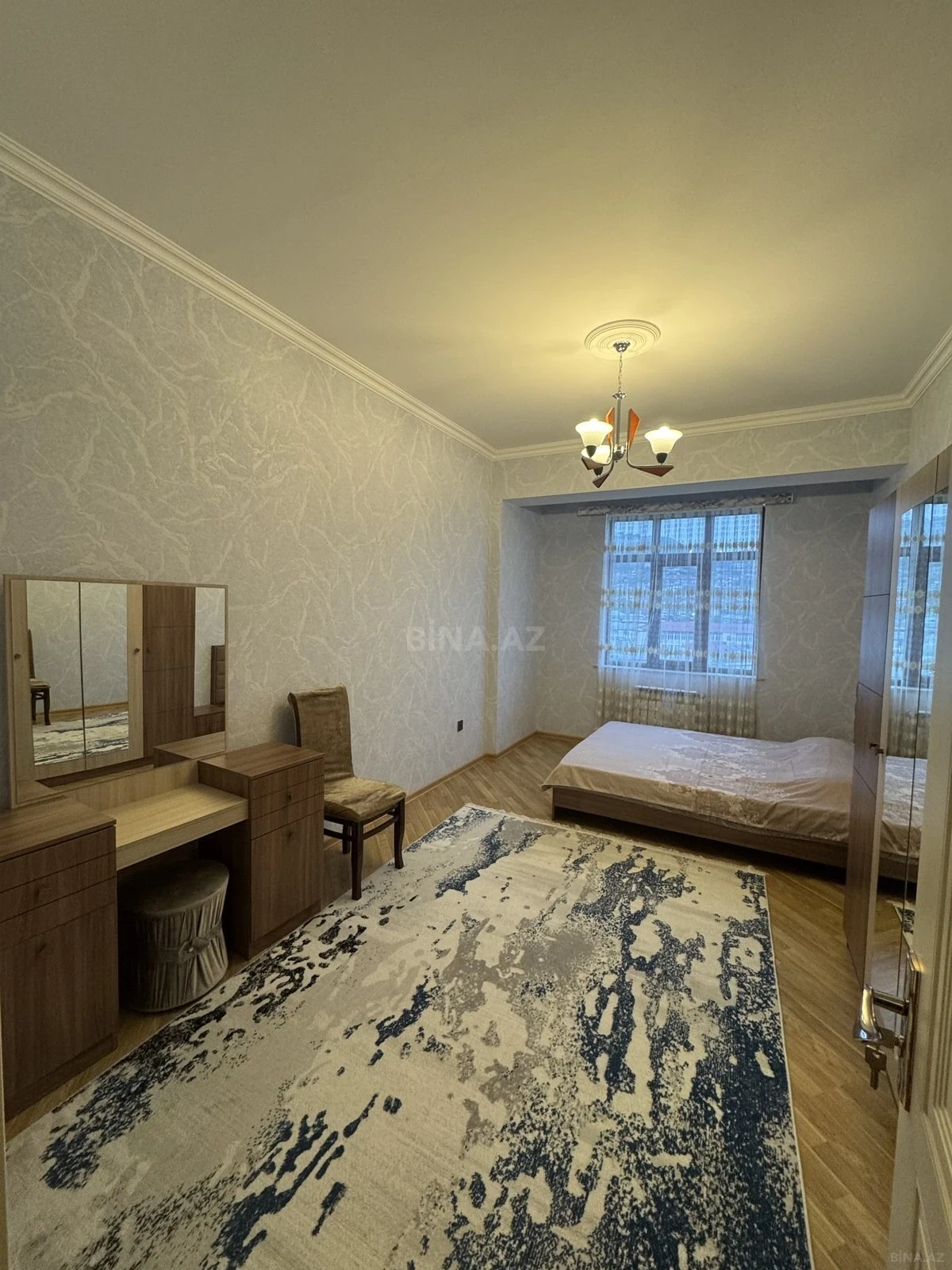 Kirayə verilir 2 otaqlı mənzil 85 m²
