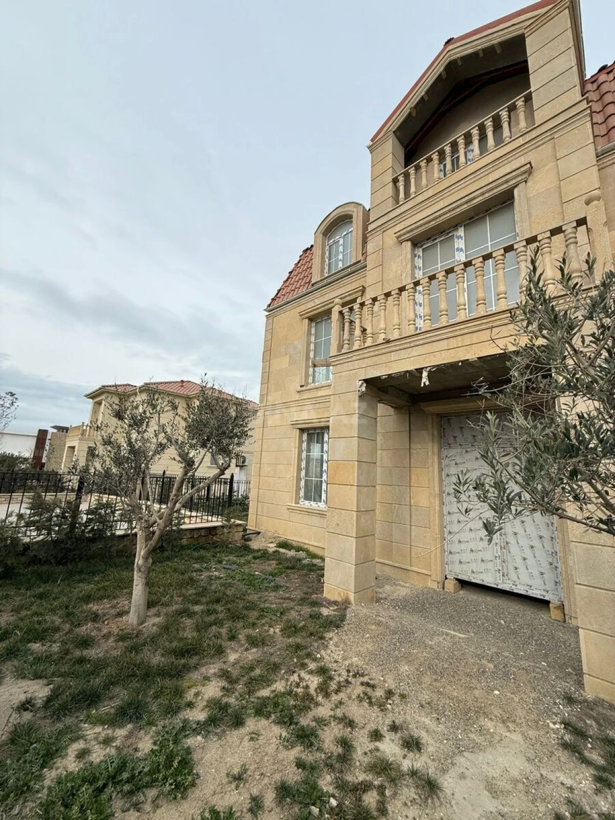 Satılır 8 otaqlı həyət evi 360 m²