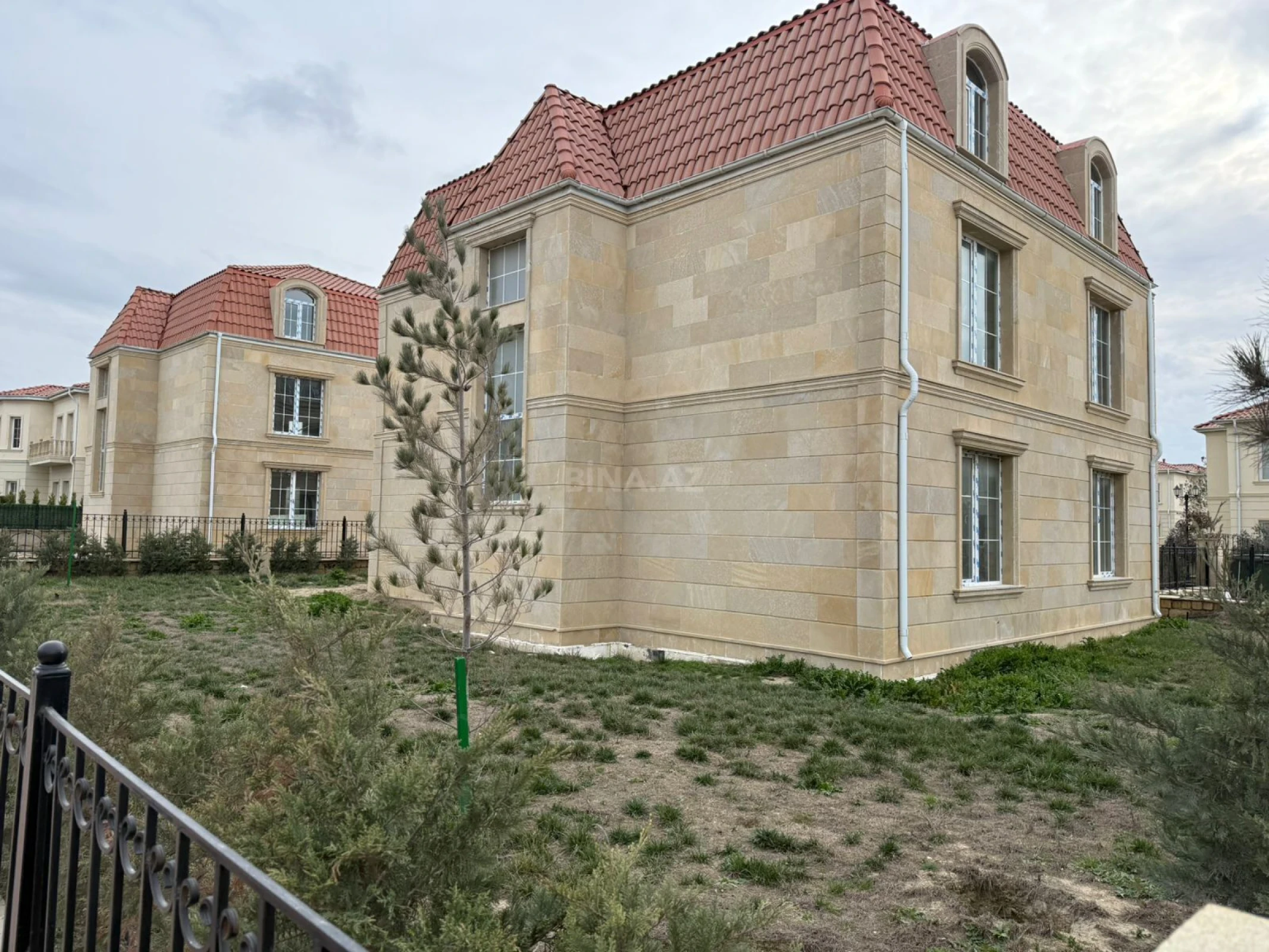 Satılır 8 otaqlı həyət evi 360 m²