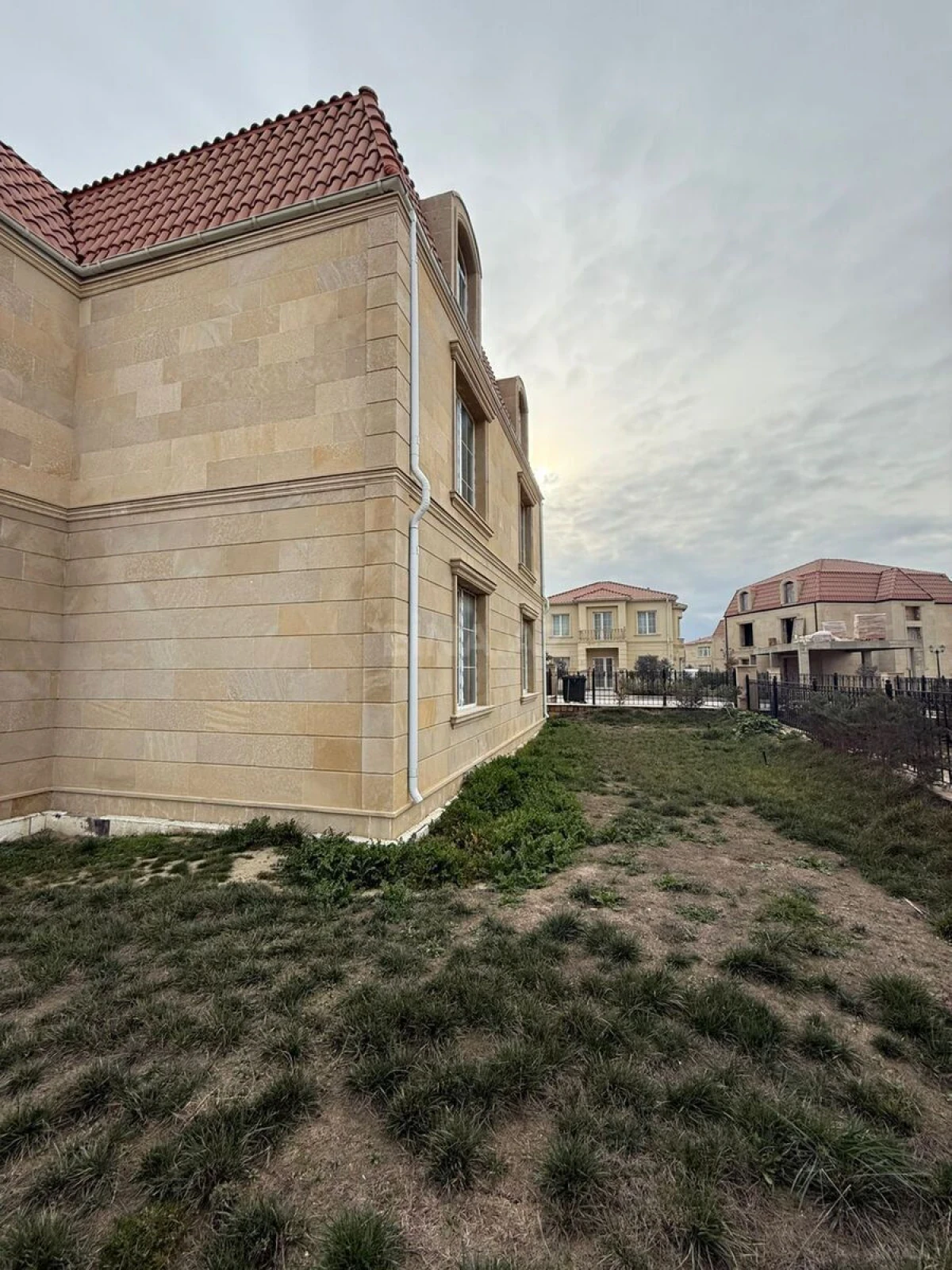Satılır 8 otaqlı həyət evi 360 m²