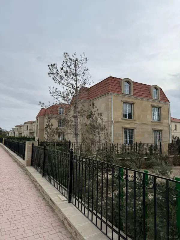 Satılır 8 otaqlı həyət evi 360 m²