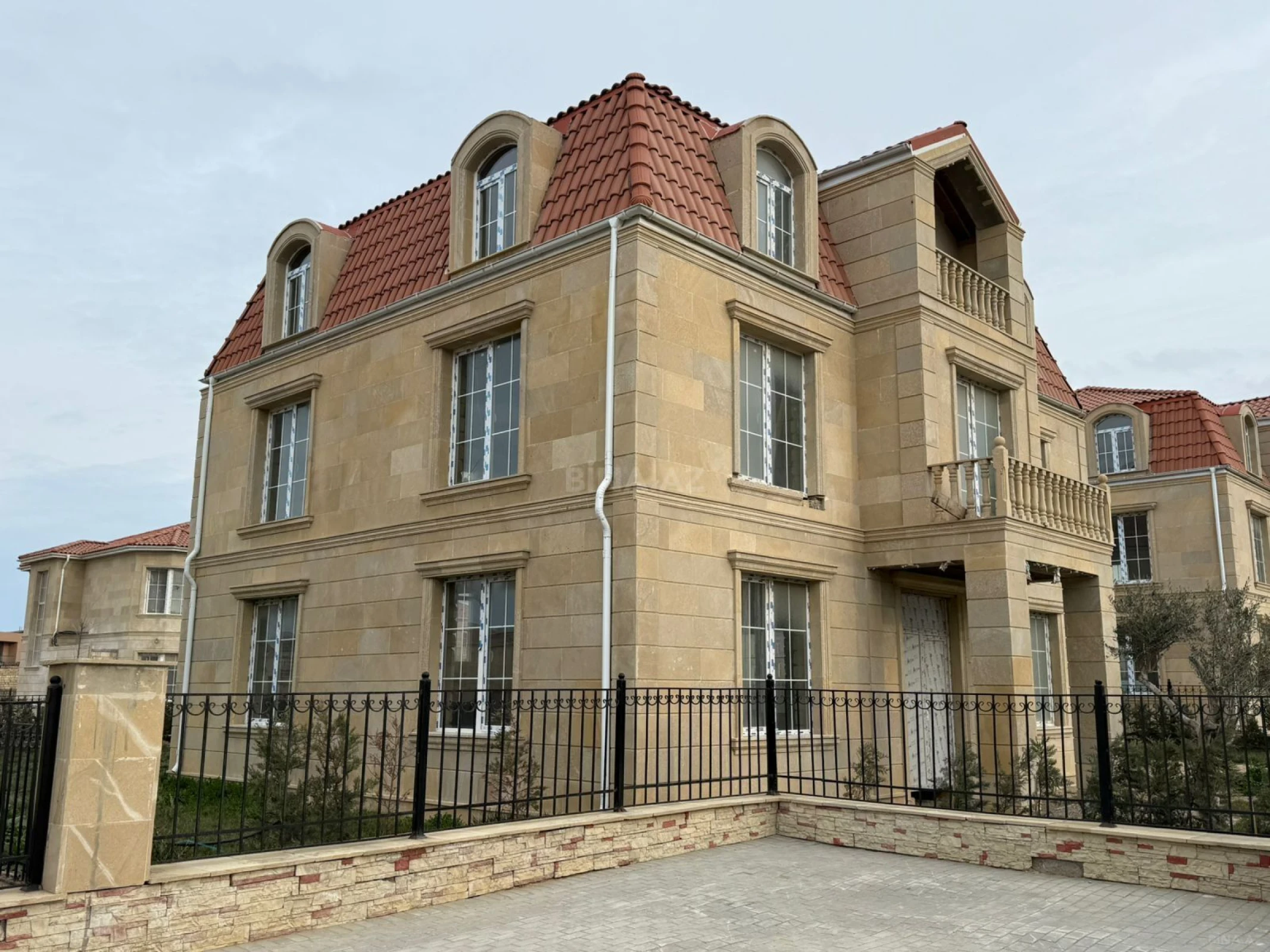 Satılır 8 otaqlı həyət evi 360 m²