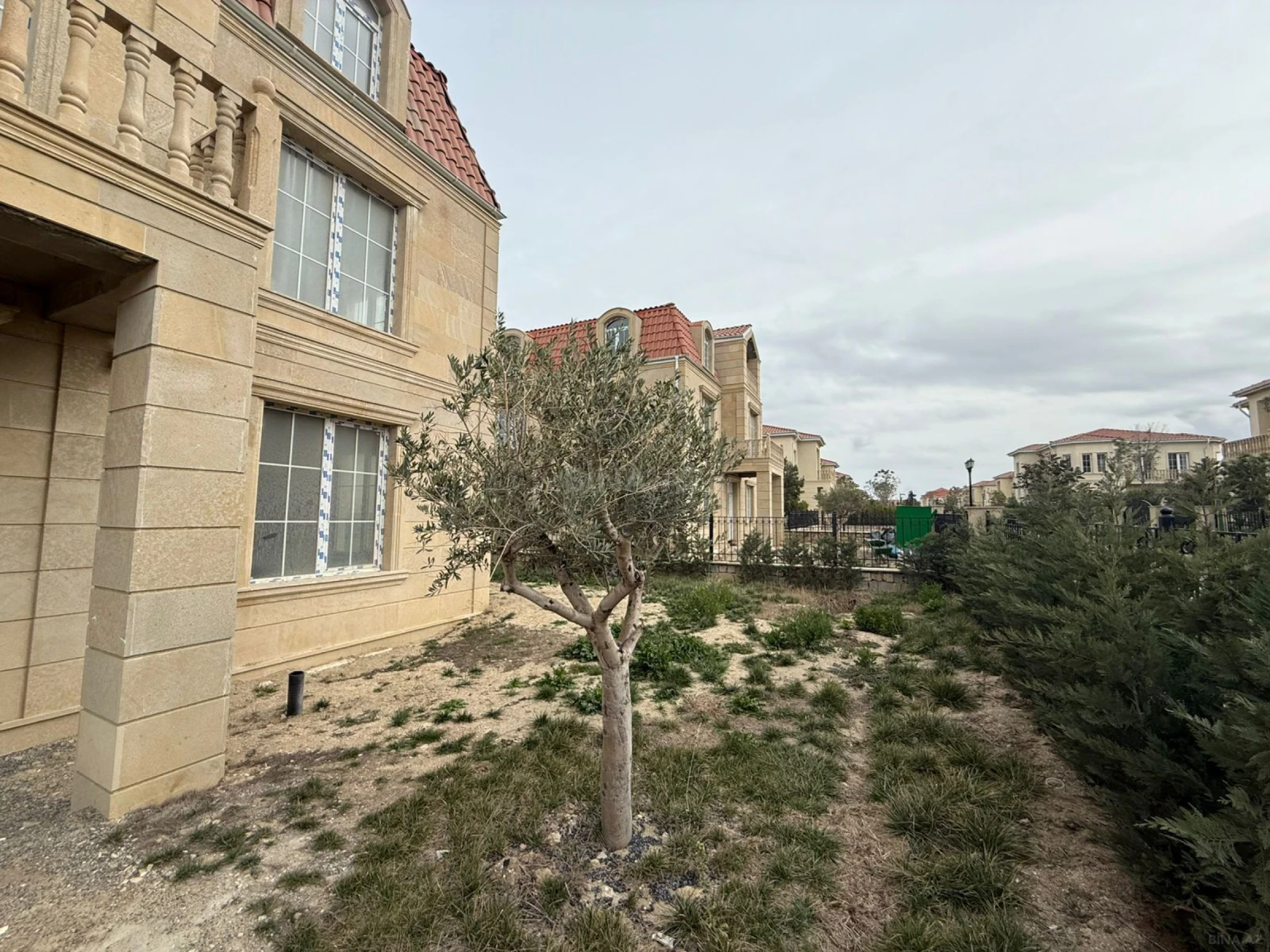 Satılır 8 otaqlı həyət evi 360 m²