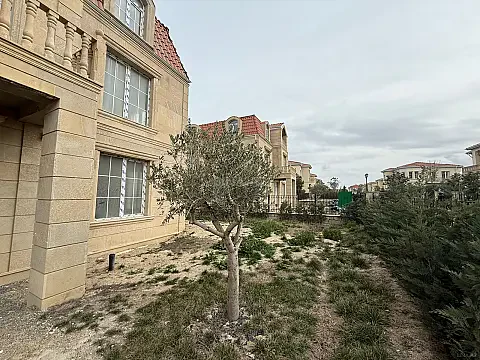 Satılır 8 otaqlı həyət evi 360 m²