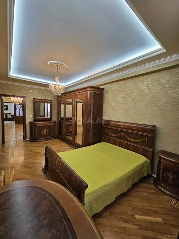 Satılır 2 otaqlı mənzil 128 m²