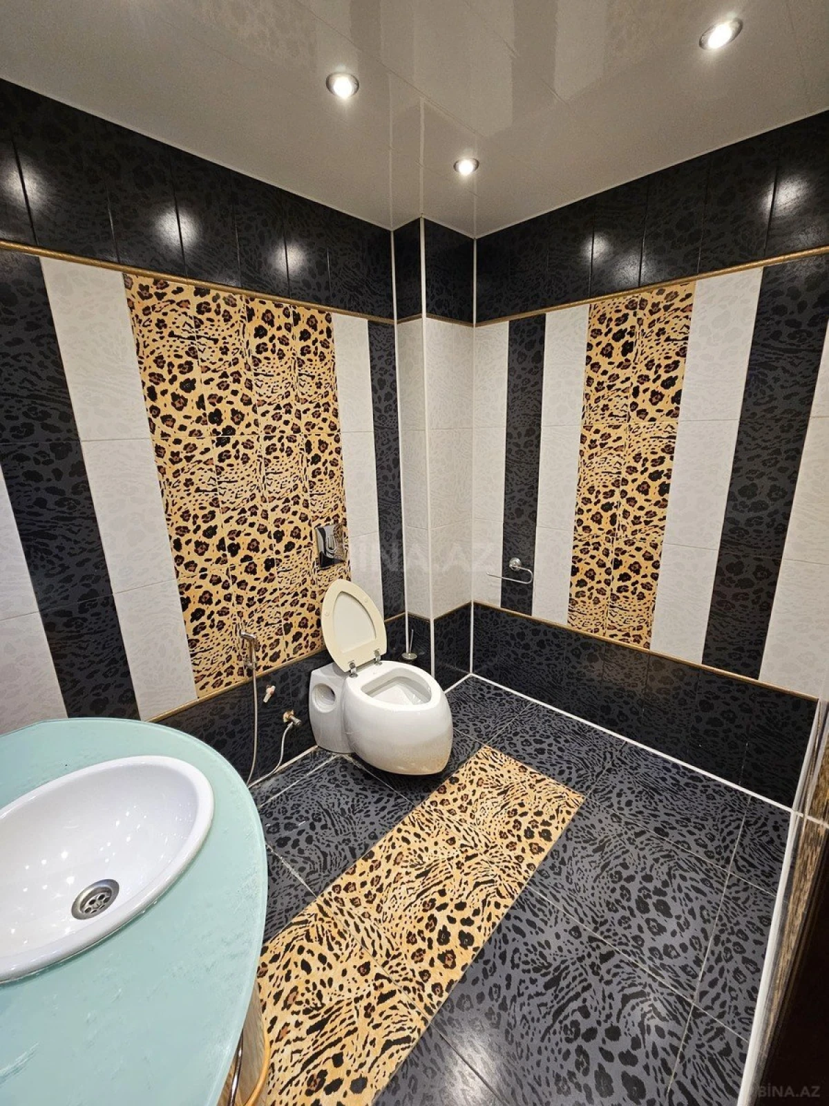 Satılır 2 otaqlı mənzil 128 m²