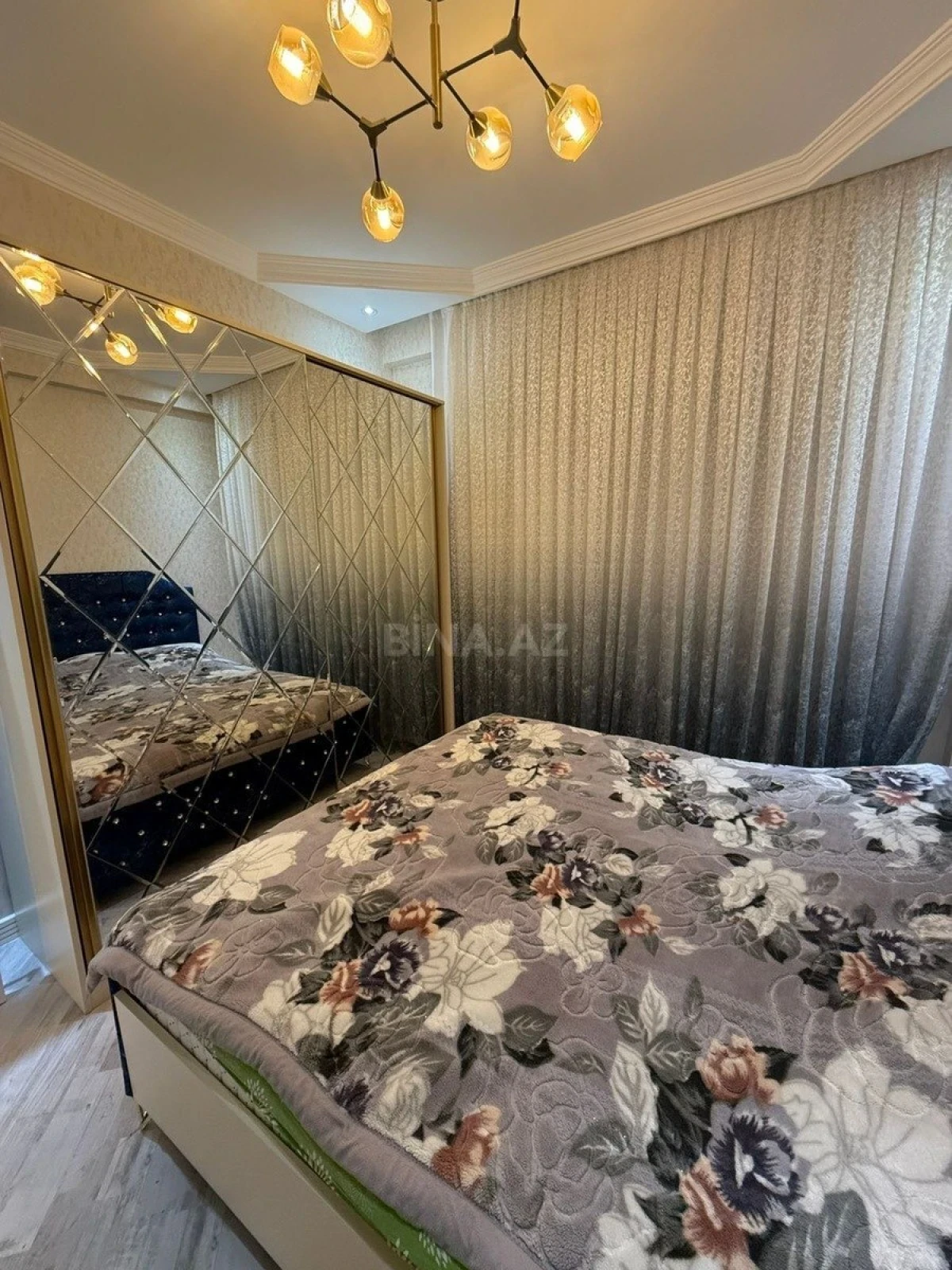 Satılır 4 otaqlı mənzil 130 m²