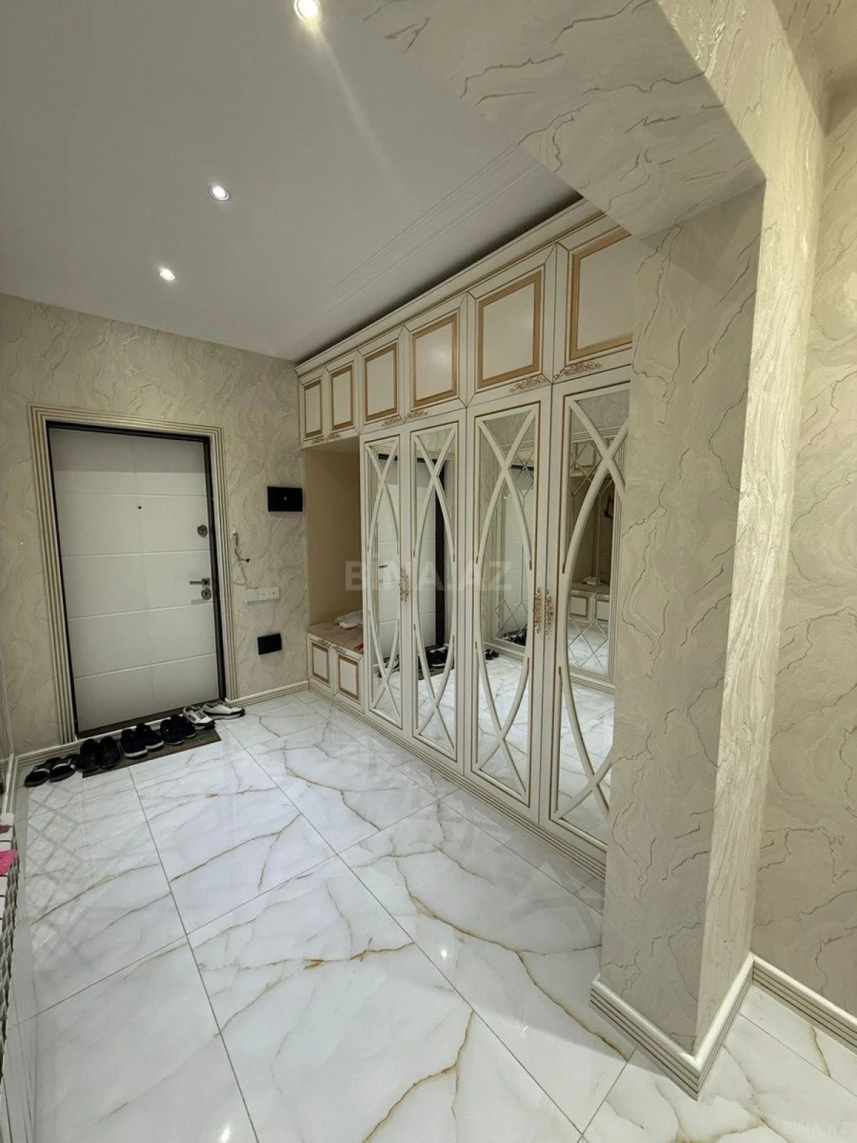 Satılır 4 otaqlı mənzil 130 m²