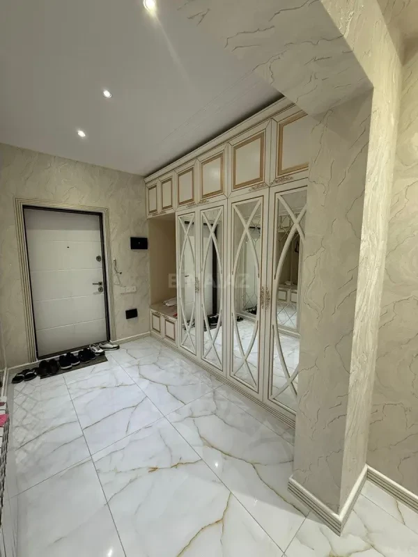 Satılır 4 otaqlı mənzil 130 m²