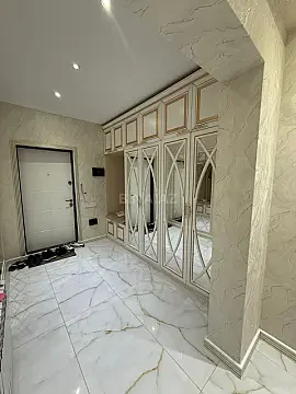 Satılır 4 otaqlı mənzil 130 m²