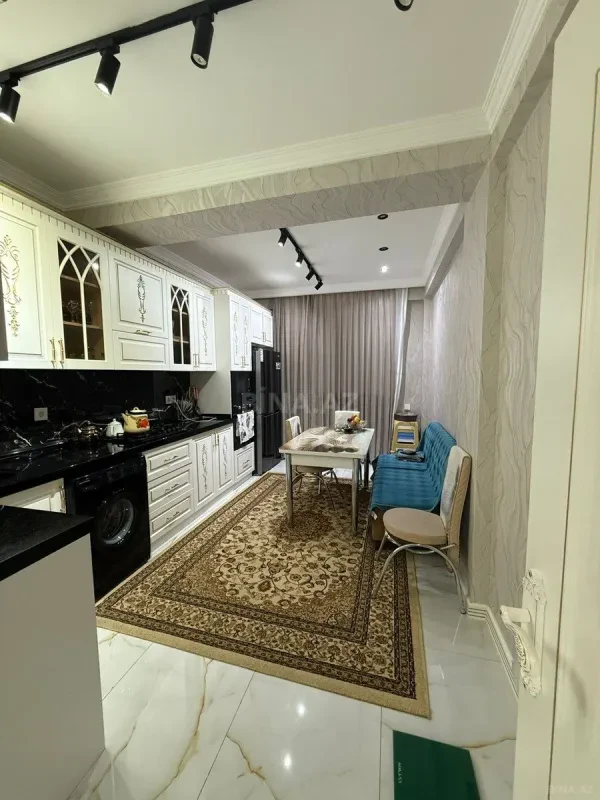 Satılır 4 otaqlı mənzil 130 m²
