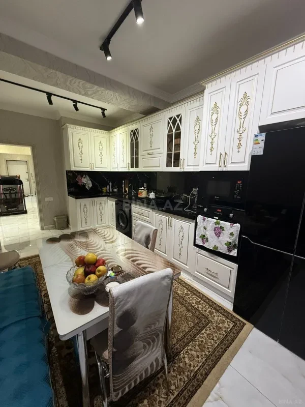 Satılır 4 otaqlı mənzil 130 m²