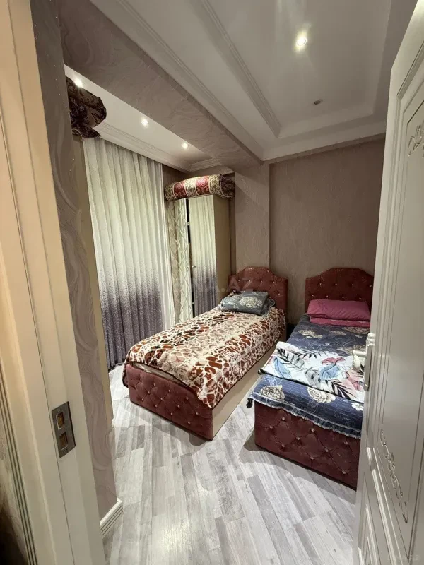 Satılır 4 otaqlı mənzil 130 m²