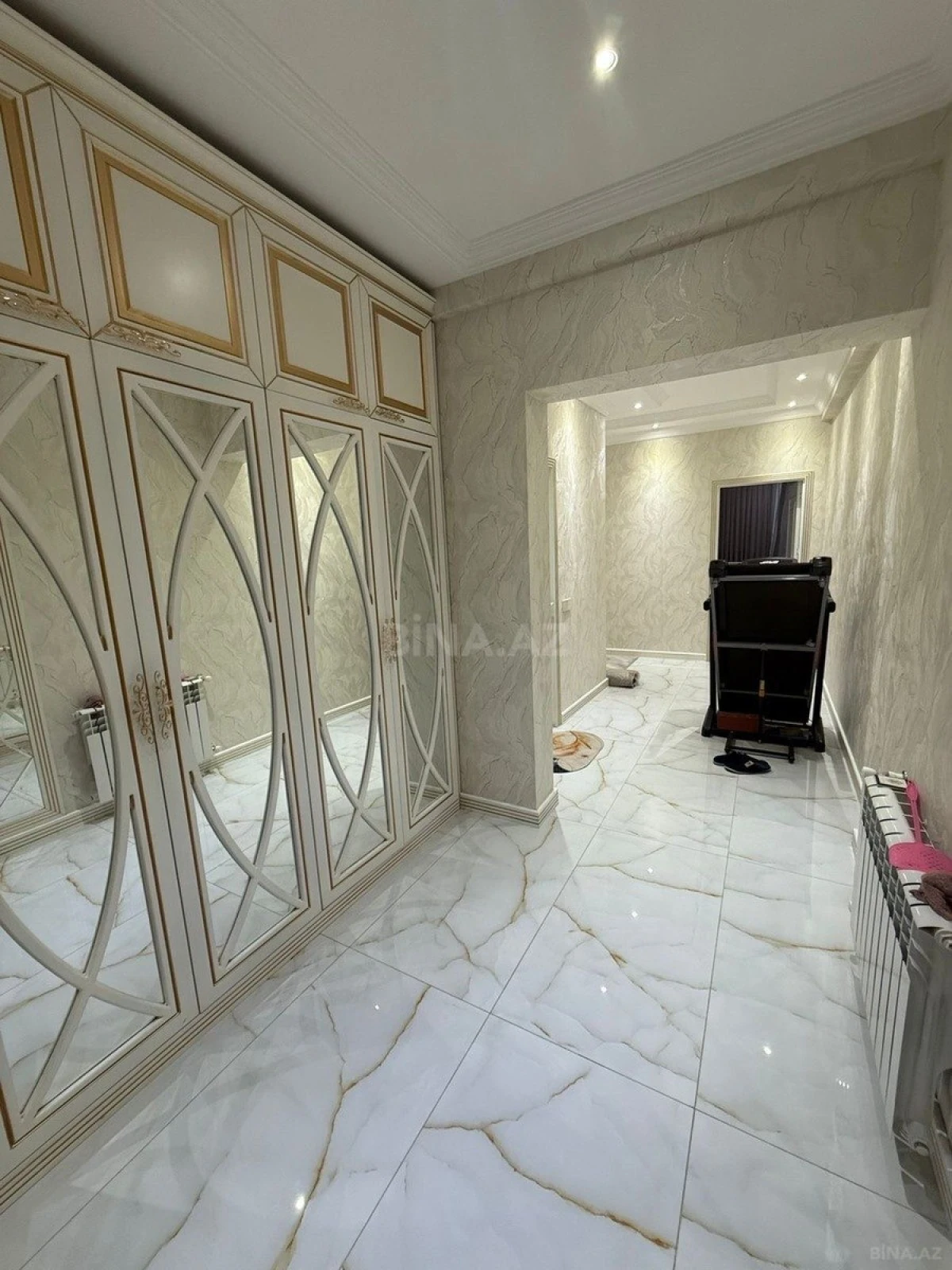 Satılır 4 otaqlı mənzil 130 m²