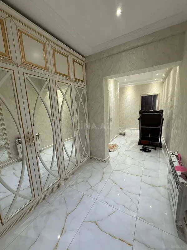 Satılır 4 otaqlı mənzil 130 m²