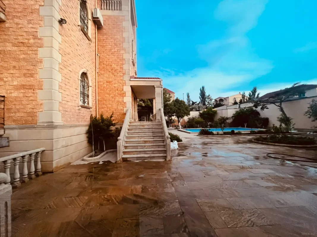 Satılır 9 otaqlı həyət evi 450 m²