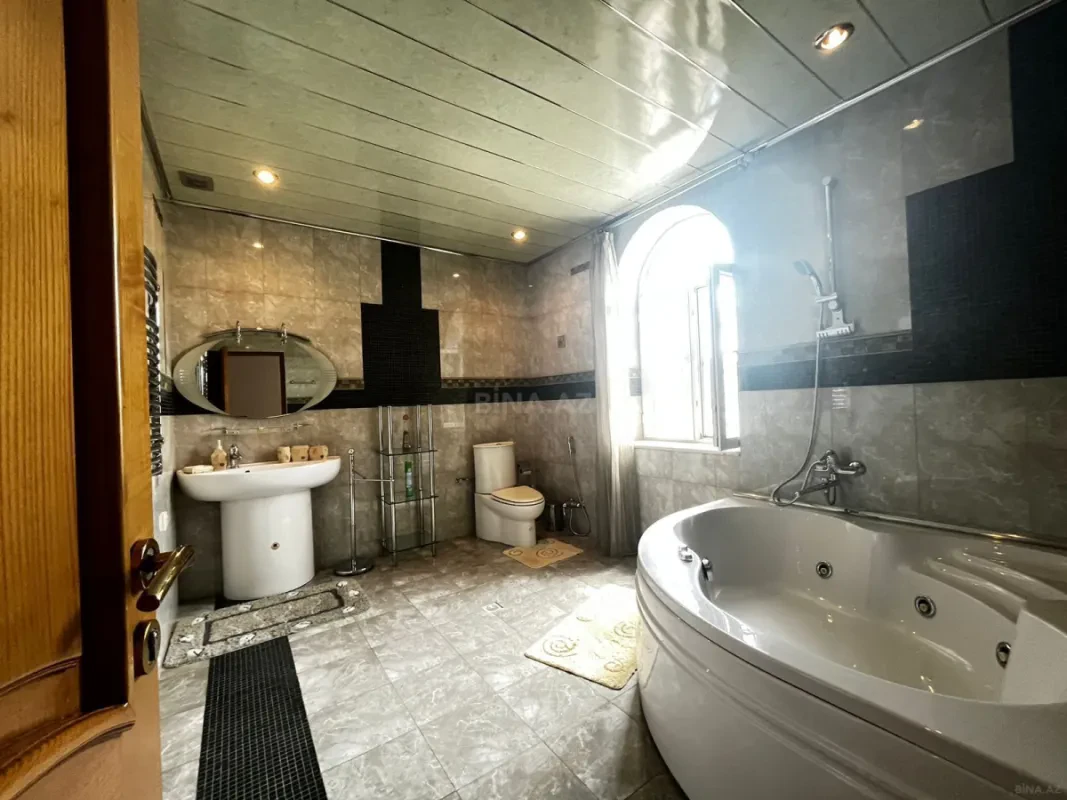 Satılır 9 otaqlı həyət evi 450 m²