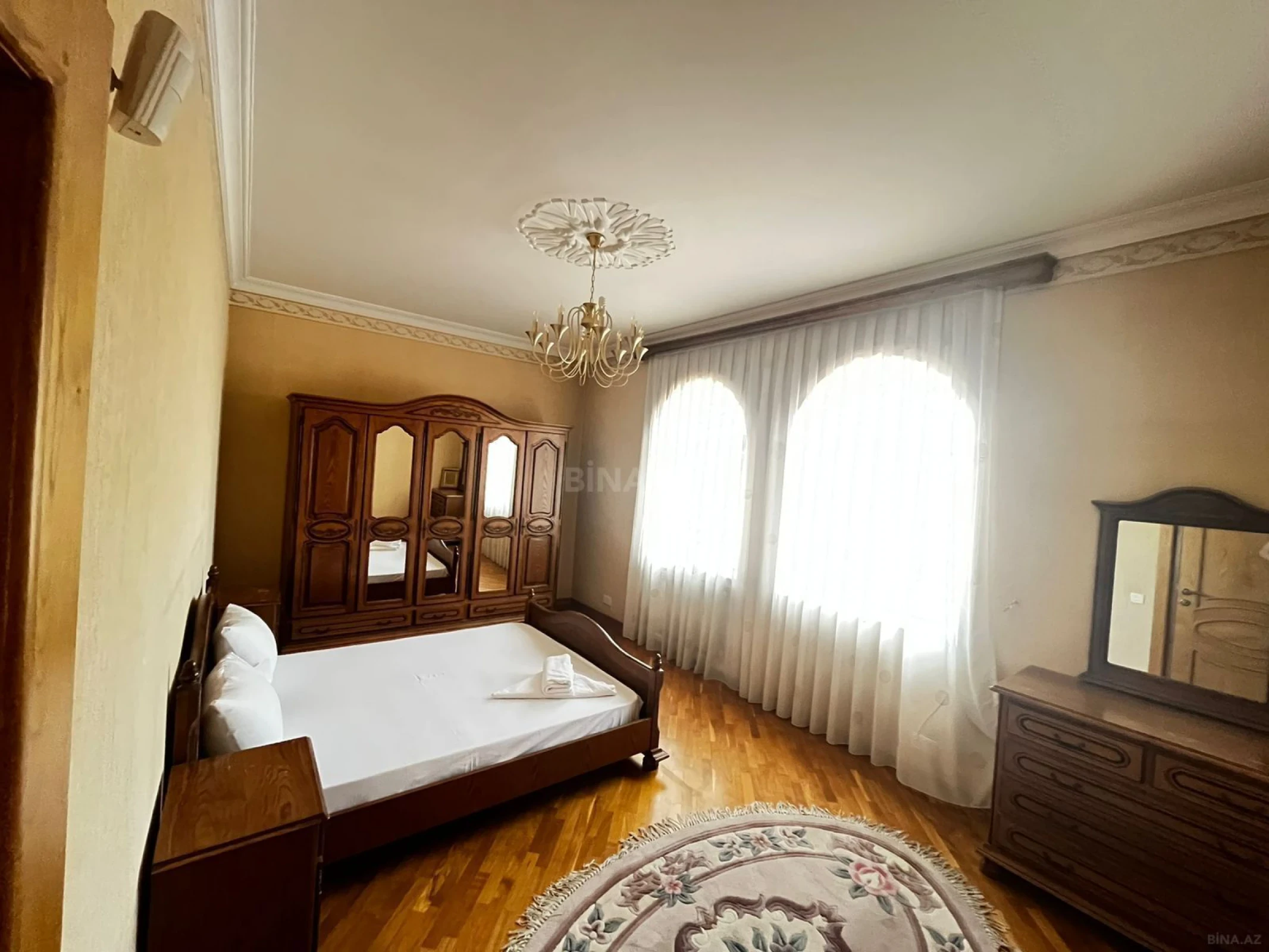 Satılır 9 otaqlı həyət evi 450 m²