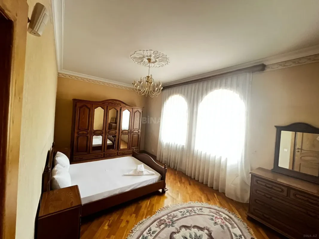 Satılır 9 otaqlı həyət evi 450 m²