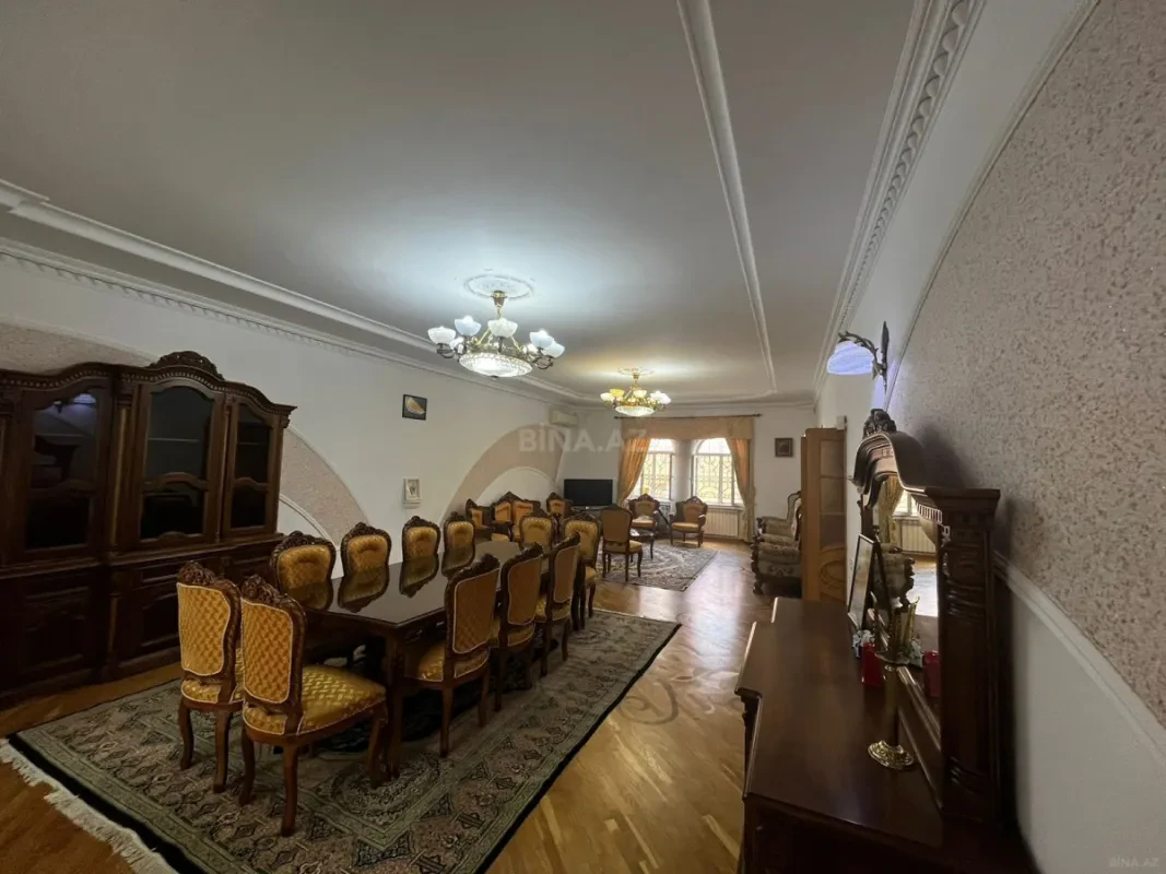 Satılır 9 otaqlı həyət evi 450 m²