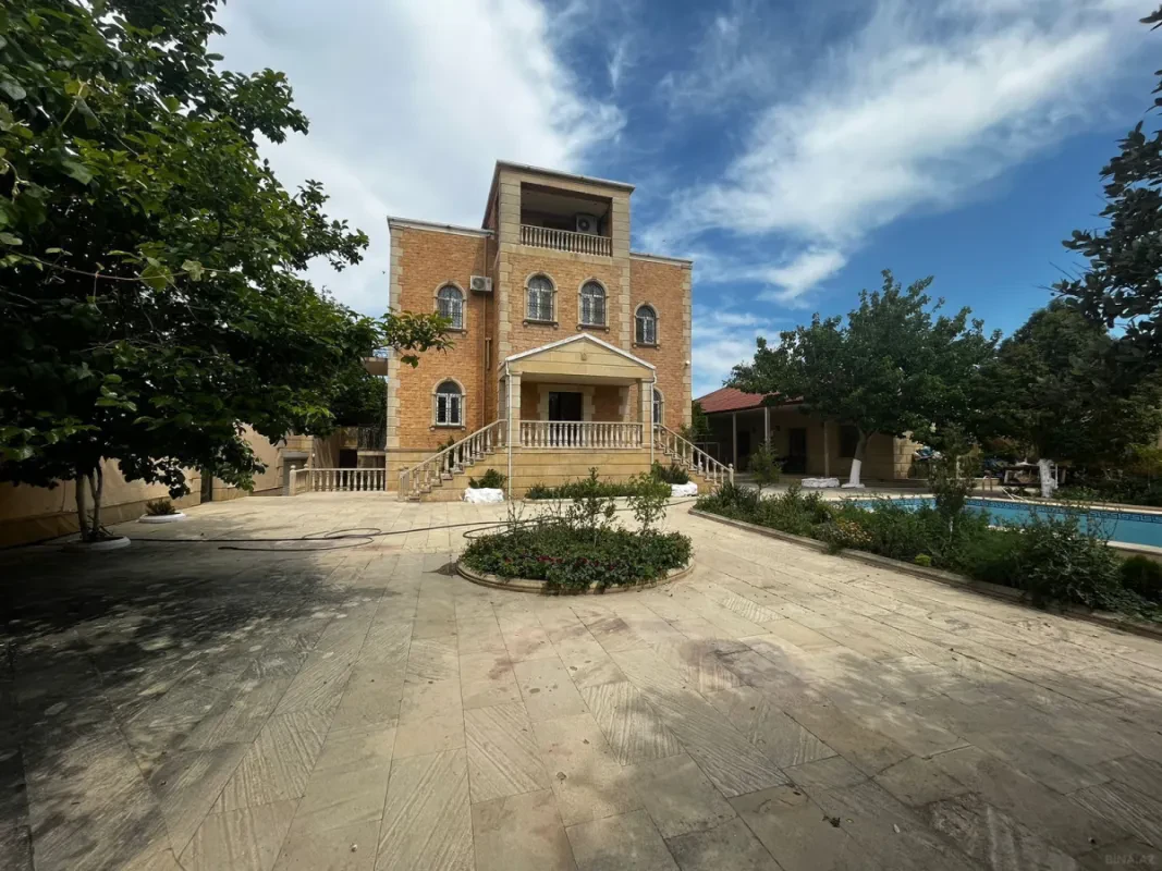 Satılır 9 otaqlı həyət evi 450 m²