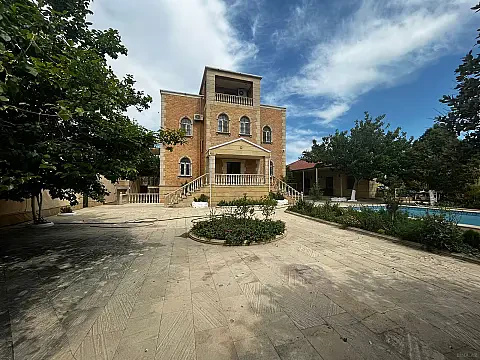 Satılır 9 otaqlı həyət evi 450 m²