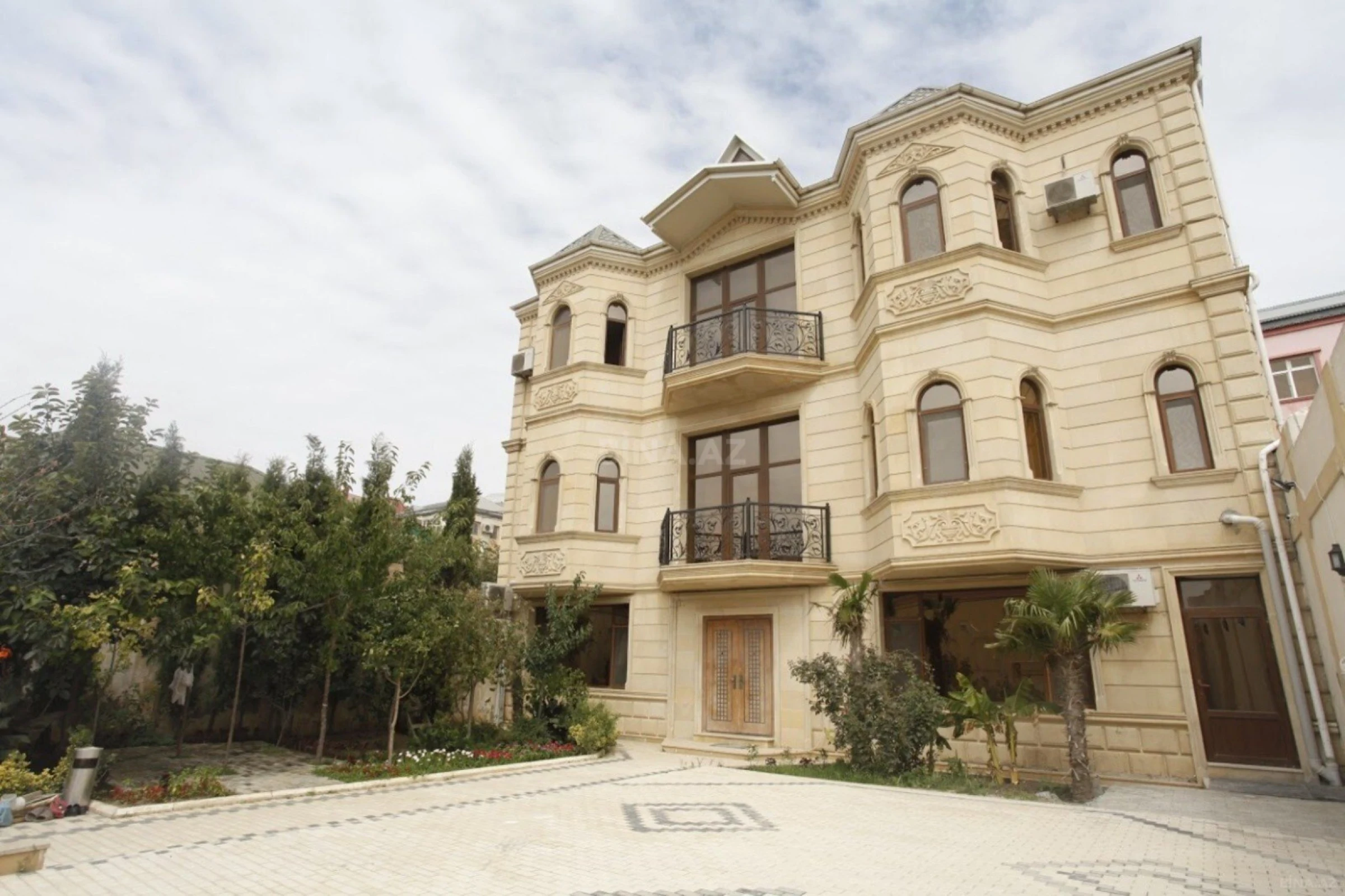 Satılır 5 otaqlı həyət evi 800 m²