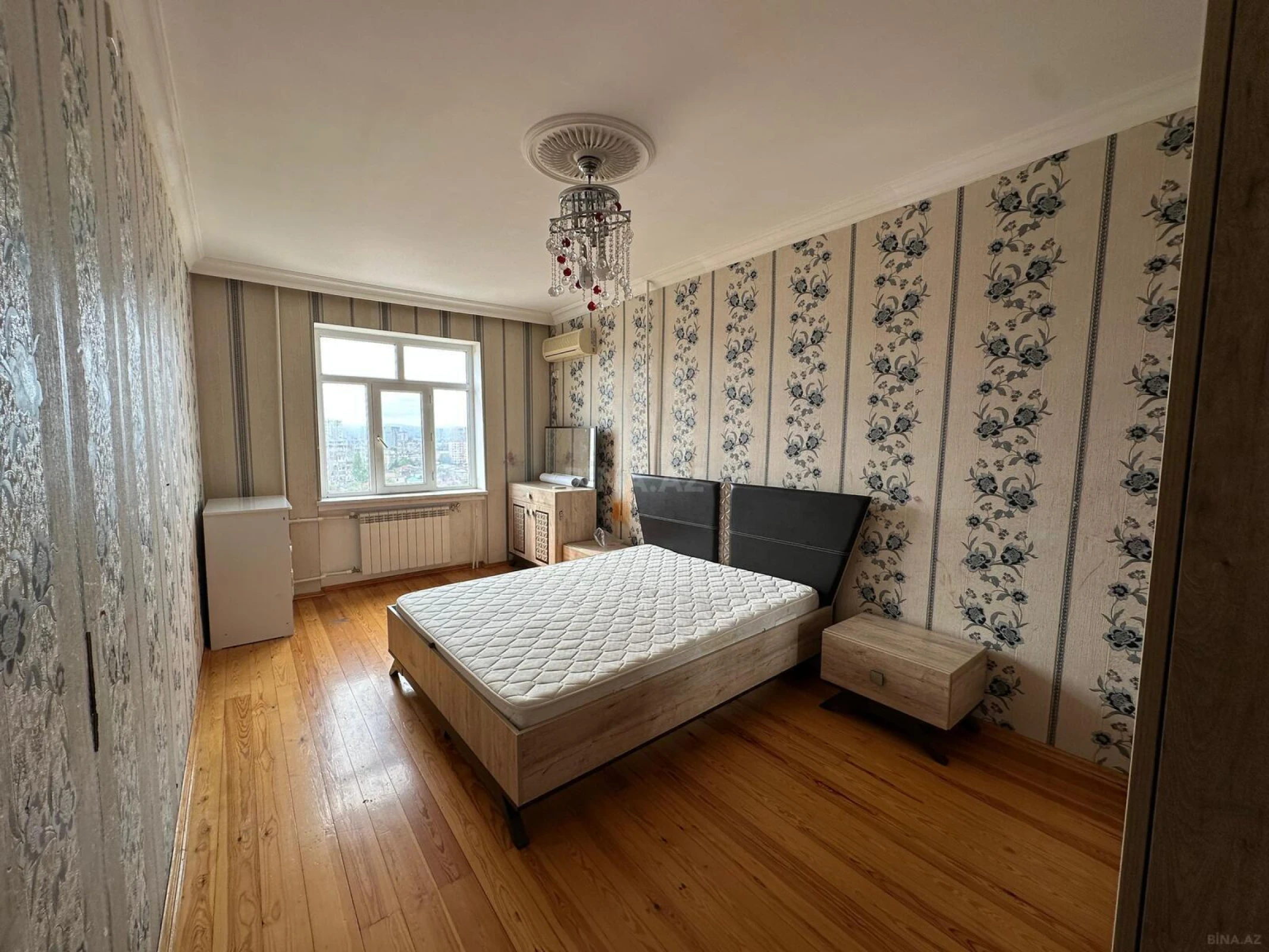 Satılır 4 otaqlı mənzil 120 m²