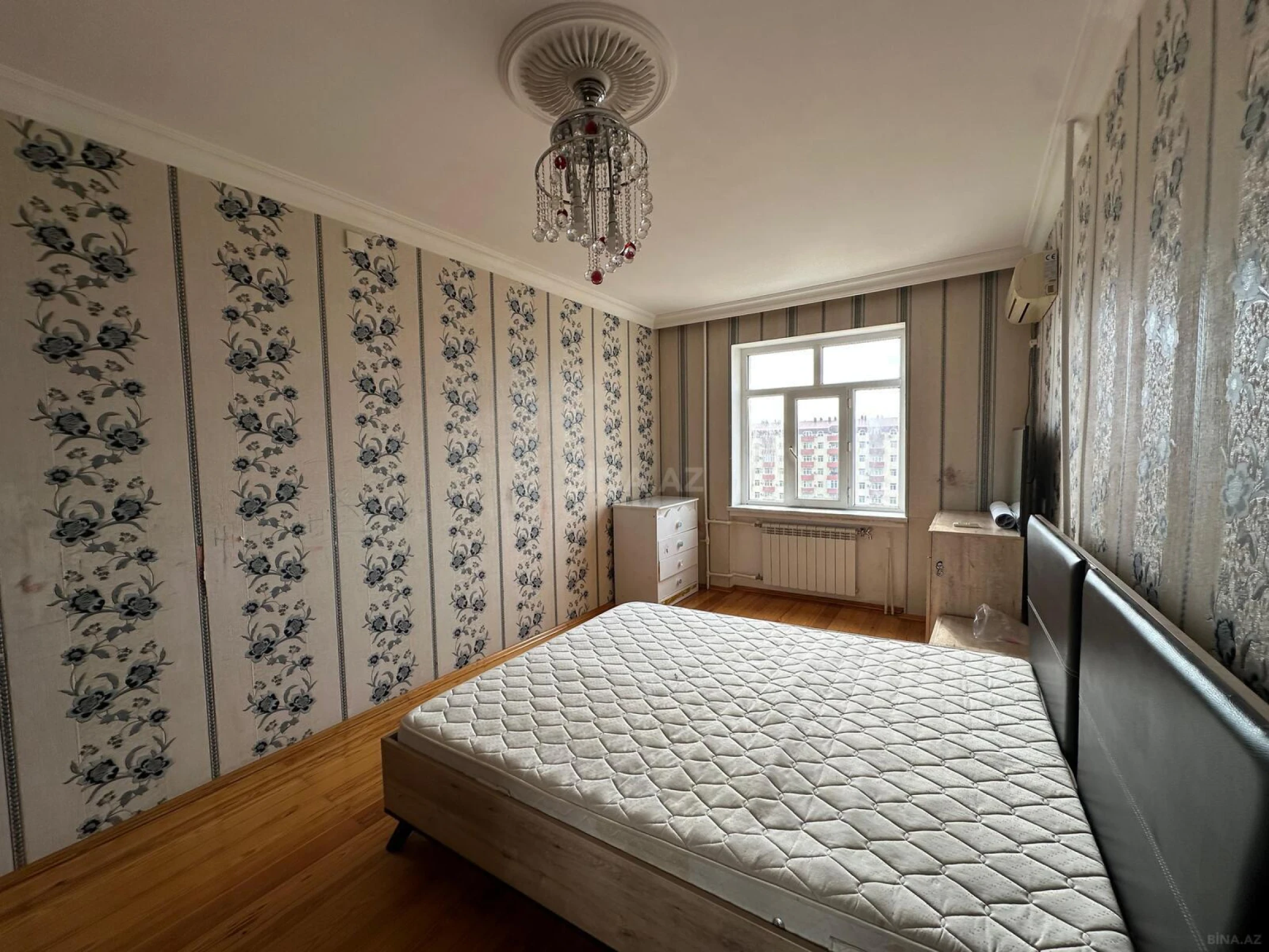 Satılır 4 otaqlı mənzil 120 m²
