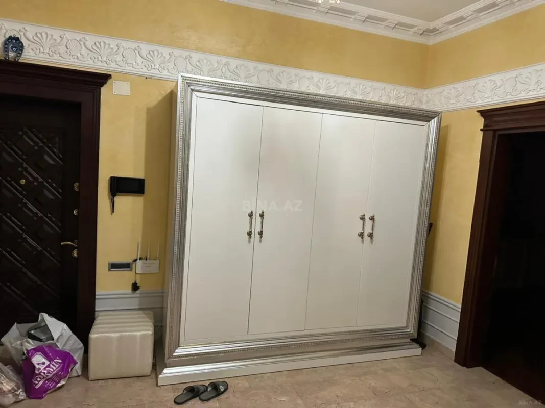 Satılır 5 otaqlı mənzil 250 m²