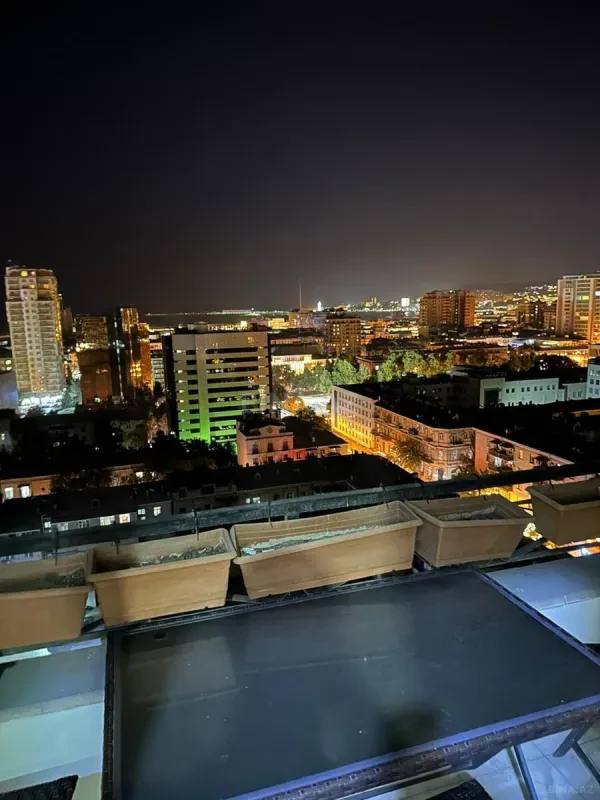 Satılır 5 otaqlı mənzil 250 m²