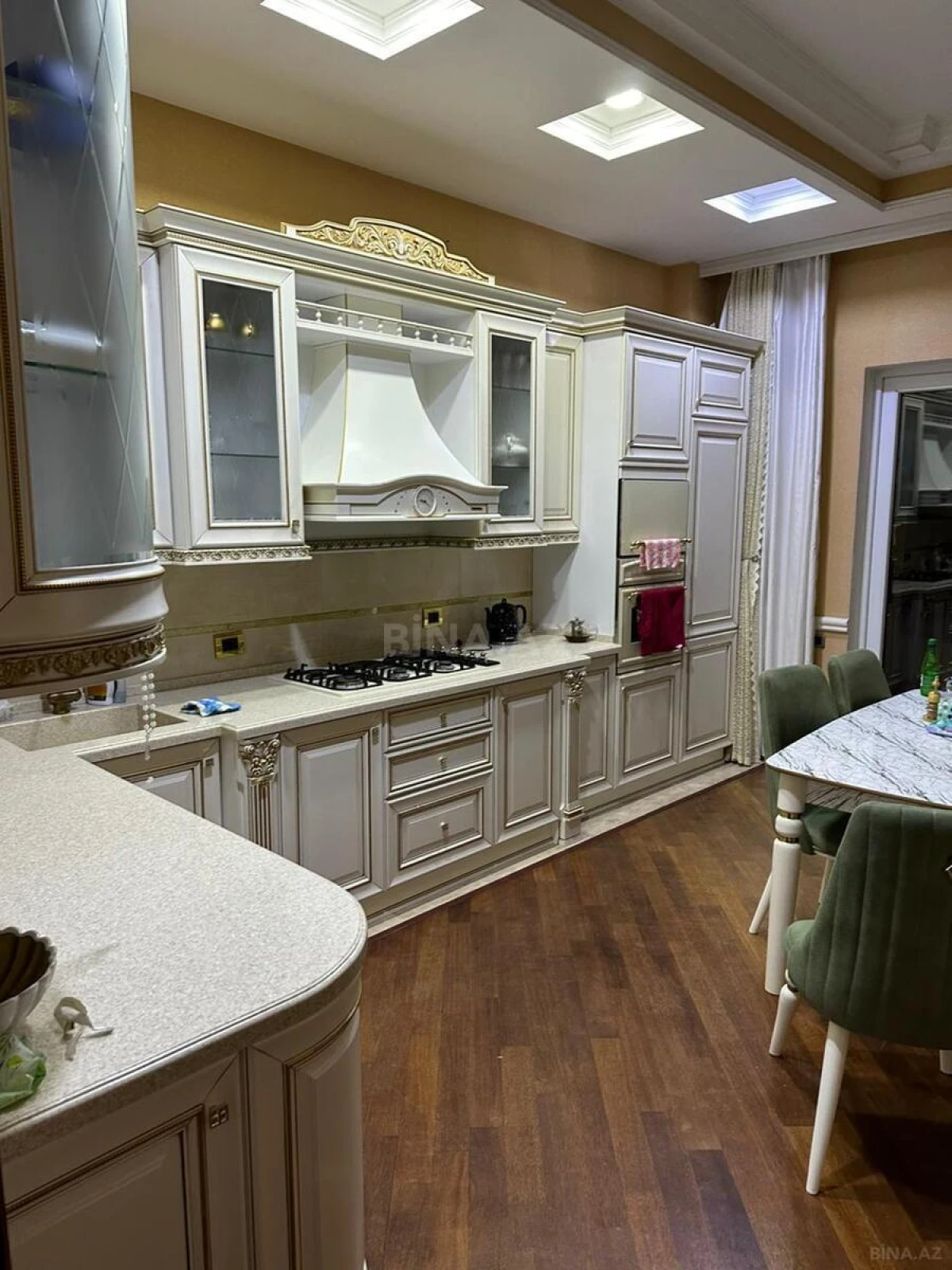 Satılır 5 otaqlı mənzil 250 m²